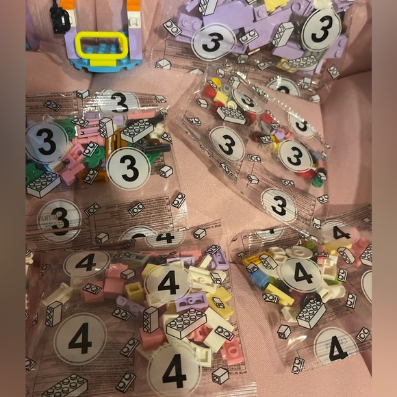 Lego Lot! Cool Ski Resort Building Set along with other legos in ziplock bag - Picture 9 of 16